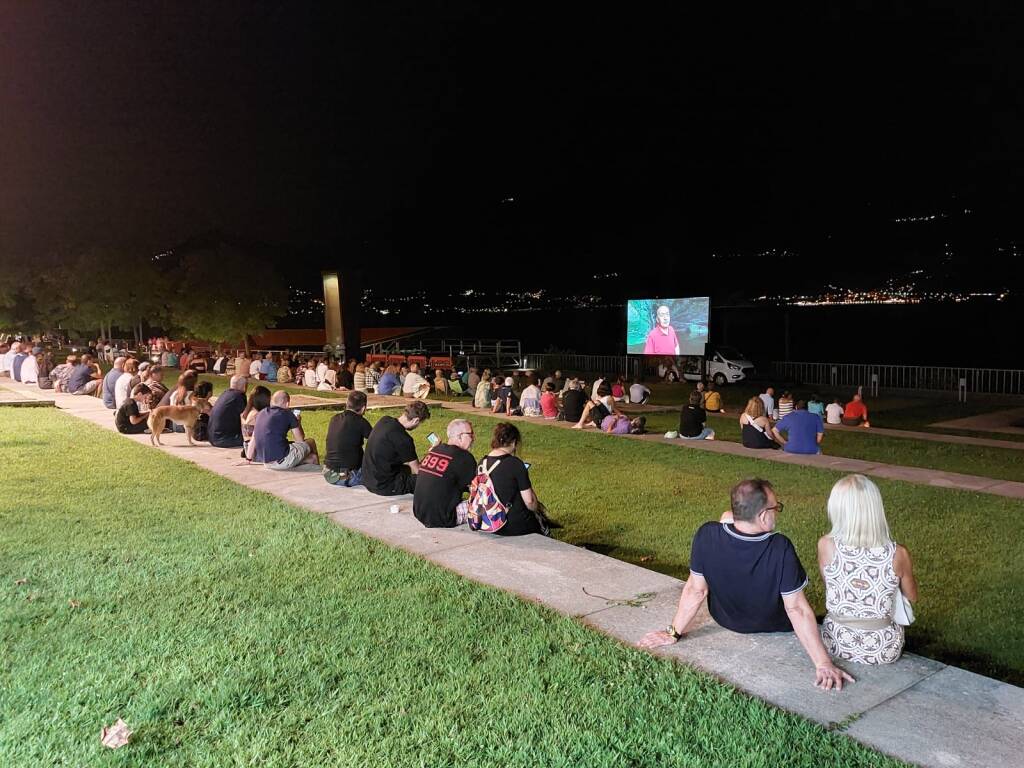 300 persone a Luino per Va in Giro