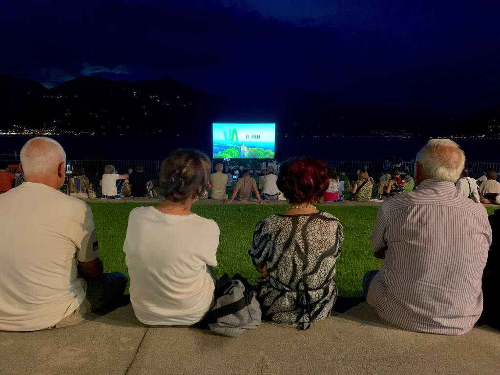 300 persone a Luino per Va in Giro