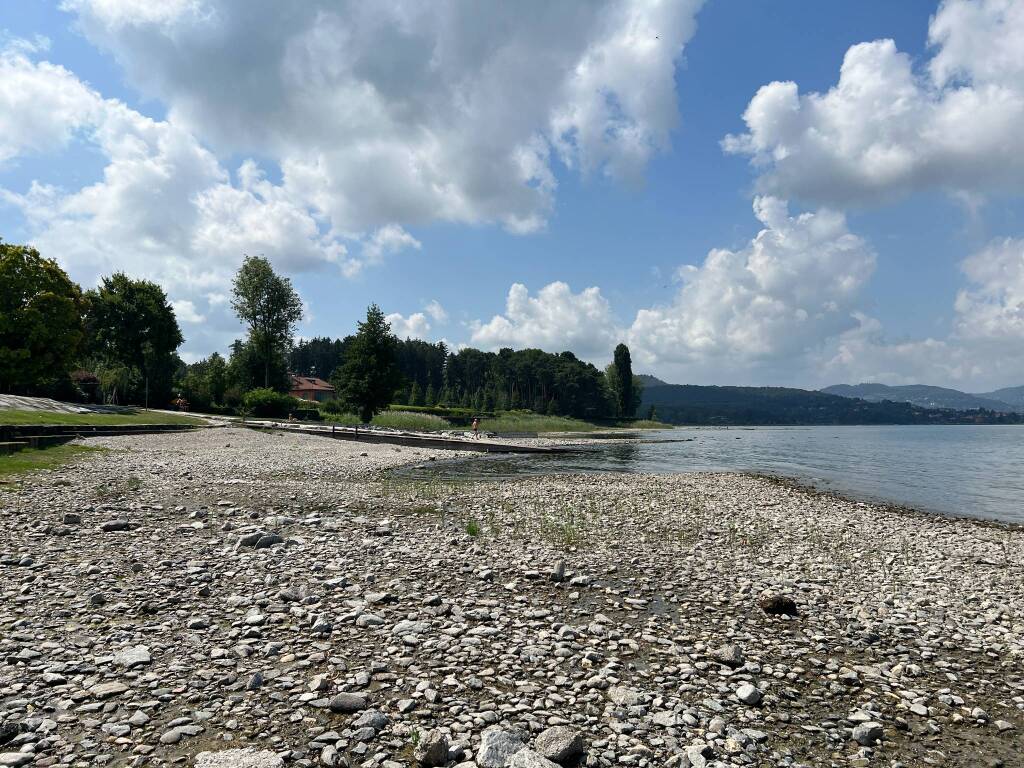 Il Lago Maggiore in secca, le spiagge a Ispra