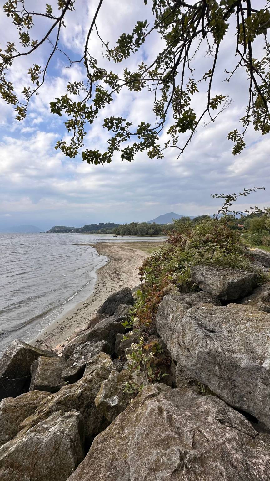 Il Lago Maggiore in secca, le spiagge a Ispra
