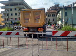 camion ferrovia passaggio a livello laveno settembre 2023