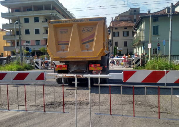 camion ferrovia passaggio a livello laveno settembre 2023