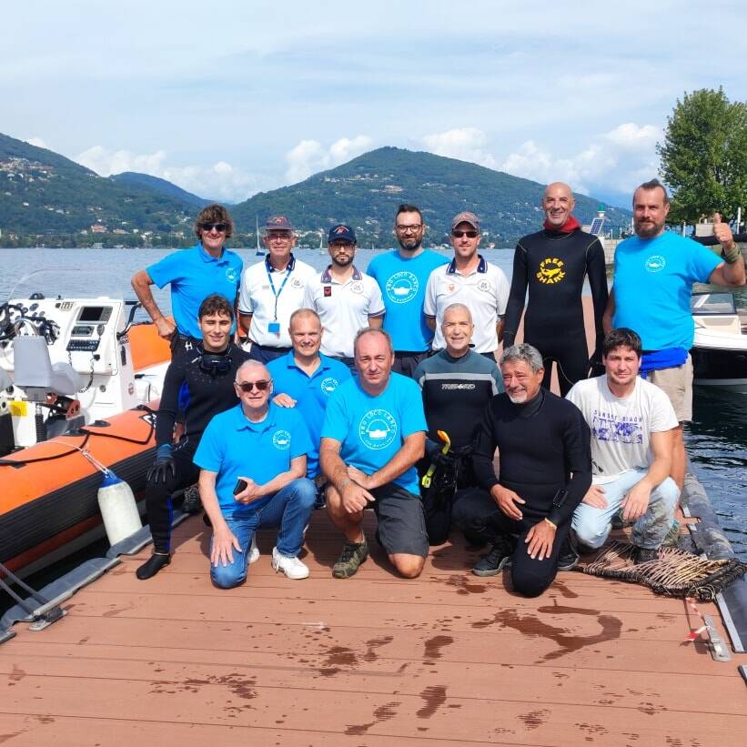 Giù nei fondali del Lago Maggiore a Ranco per liberarli dai rifiuti
