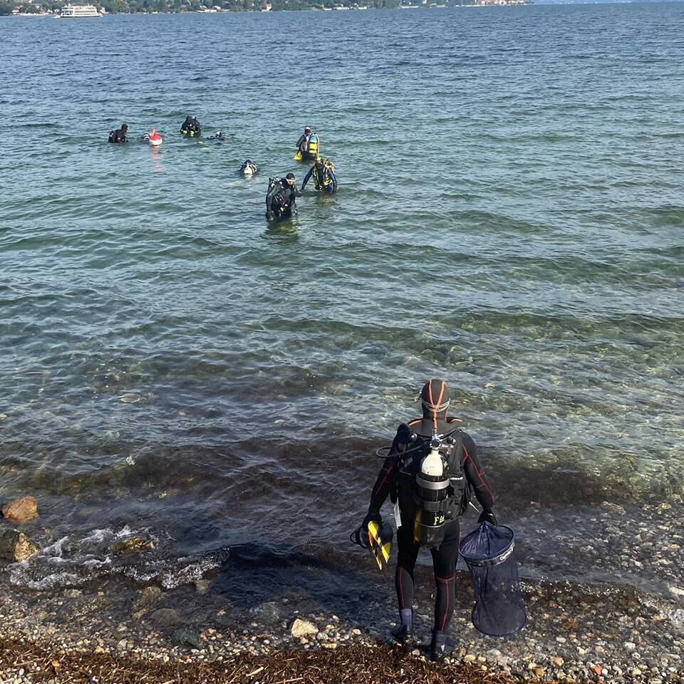 Giù nei fondali del Lago Maggiore a Ranco per liberarli dai rifiuti