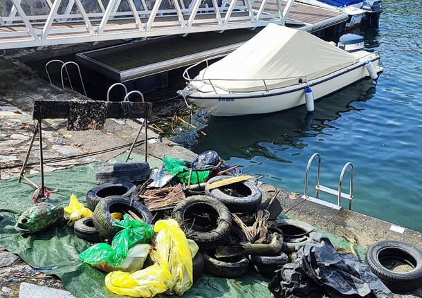 Giù nei fondali del Lago Maggiore a Ranco per liberarli dai rifiuti