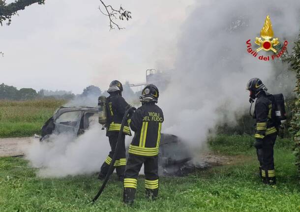 incendio auto a sesto calende