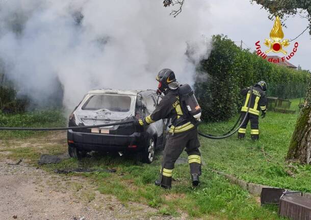 incendio auto a sesto calende