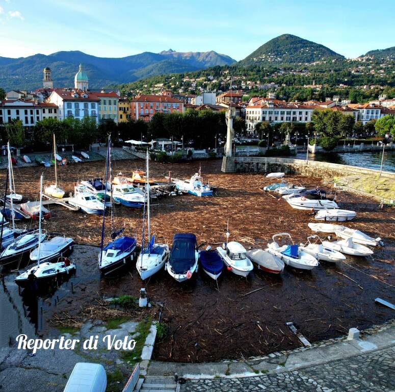 Legna e detriti invadono il porto di Intra - Reporter di volo