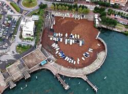 Legna e detriti invadono il porto di Intra - Reporter di volo