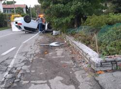 Auto ribaltata tra Sesto Calende e Taino