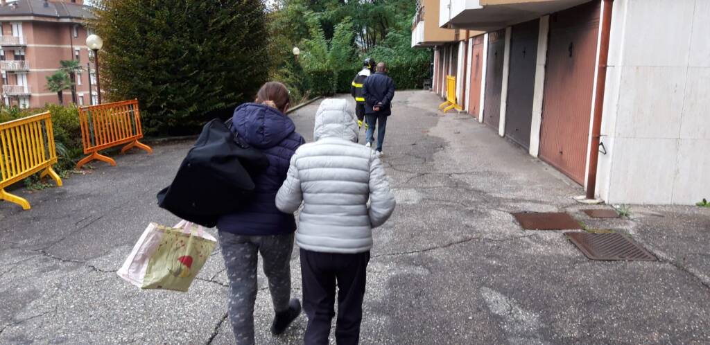 Gli sfollati rientrano a Creva nelle loro case per recuperare effetti personali