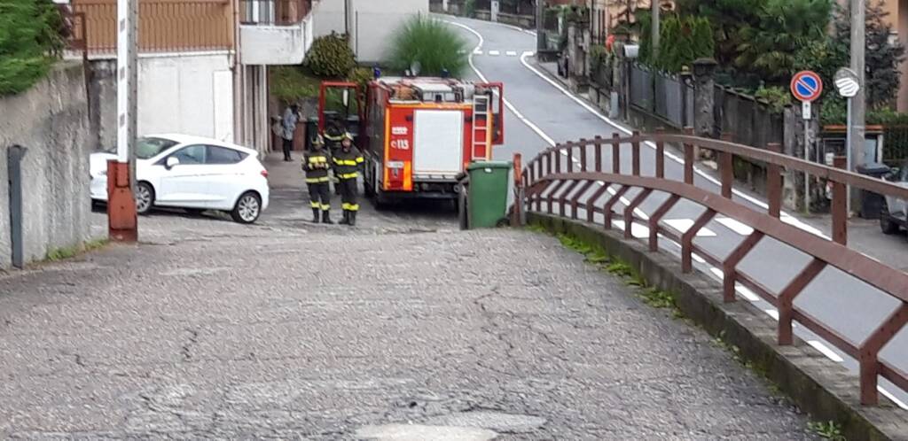 Gli sfollati rientrano a Creva nelle loro case per recuperare effetti personali