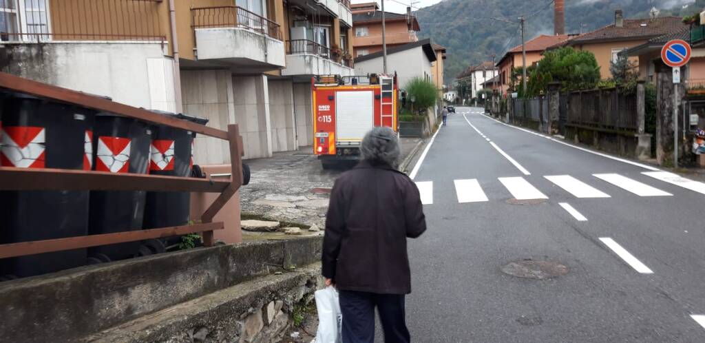 Gli sfollati rientrano a Creva nelle loro case per recuperare effetti personali