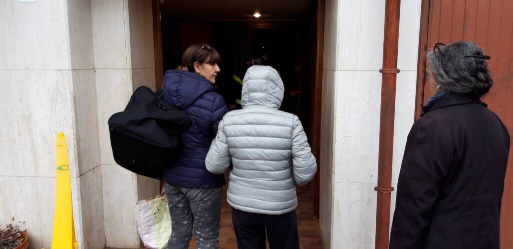 Gli sfollati rientrano a Creva nelle loro case per recuperare effetti personali