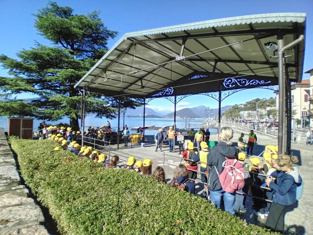 Puliamo il mondo sul lungolago di Laveno
