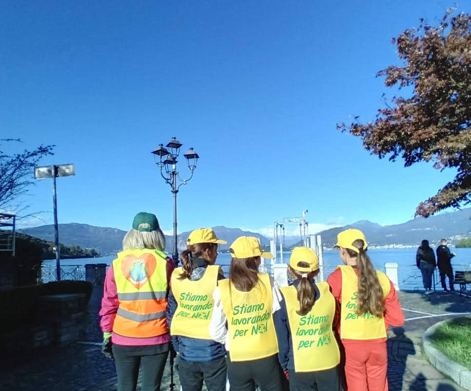Puliamo il mondo sul lungolago di Laveno