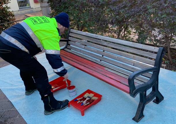 Gemonio, la panchina rossa dipinta da cittadini e associazioni