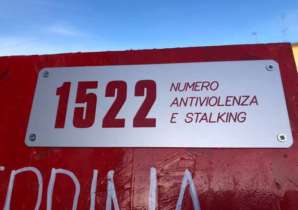 Installazione contro la violenza sulle donne a Canegrate