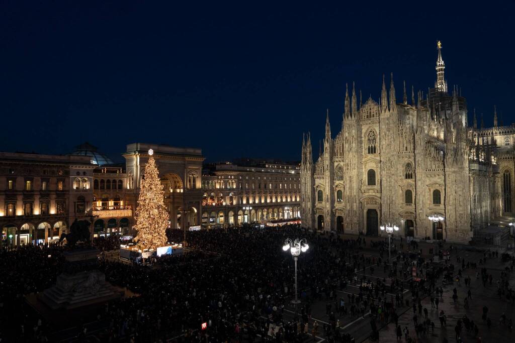 Illuminato l'albero di Natale in piazza Duomo a Milano