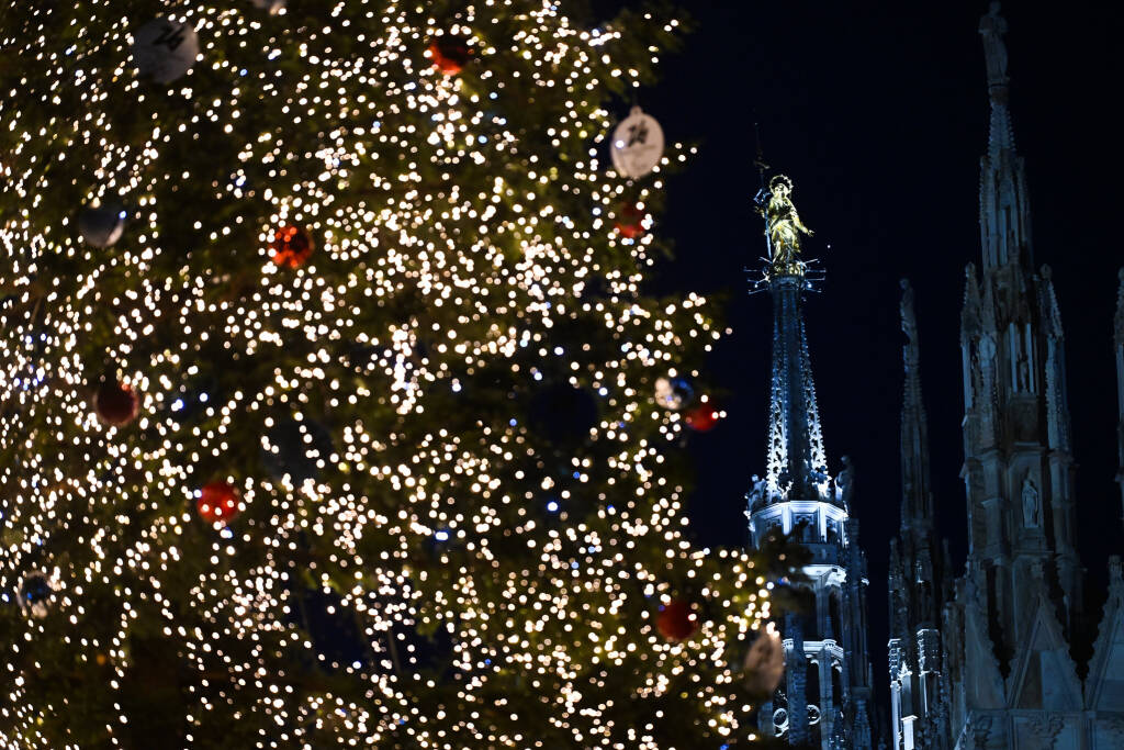 Illuminato l'albero di Natale in piazza Duomo a Milano