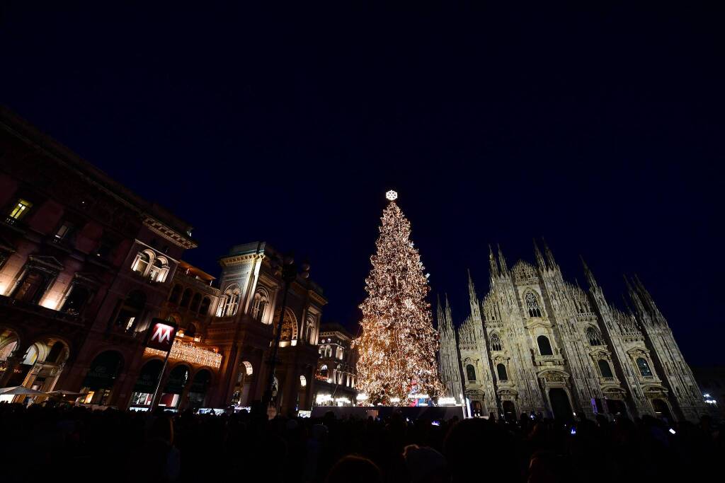 Illuminato l'albero di Natale in piazza Duomo a Milano