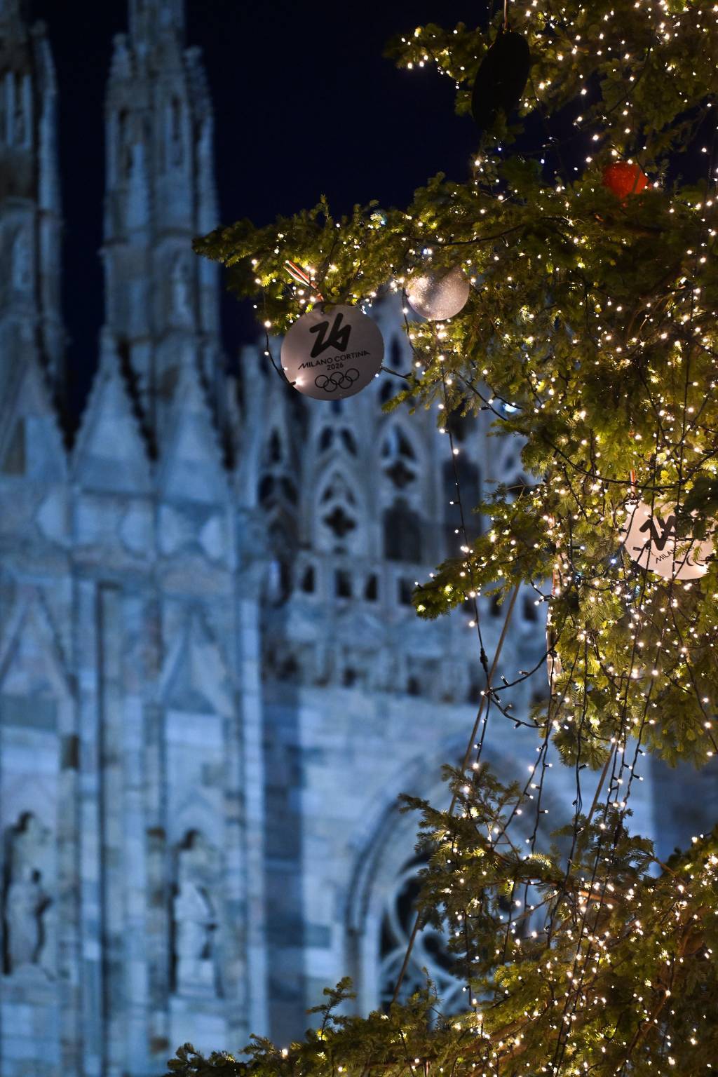 Illuminato l'albero di Natale in piazza Duomo a Milano
