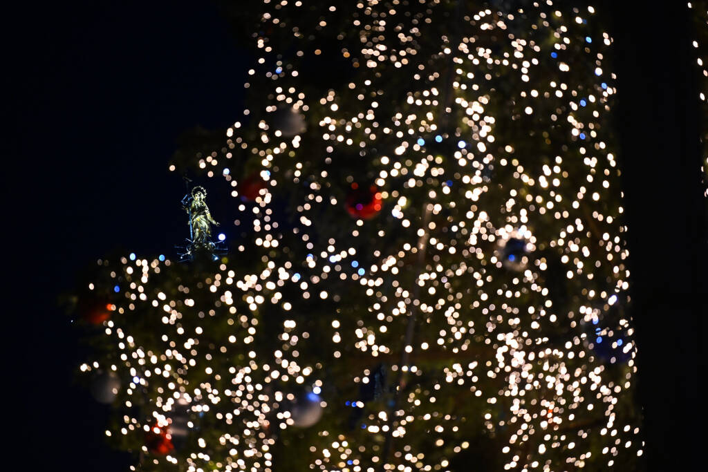 Illuminato l'albero di Natale in piazza Duomo a Milano