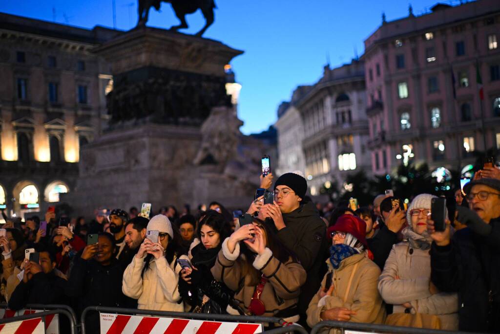 Illuminato l'albero di Natale in piazza Duomo a Milano