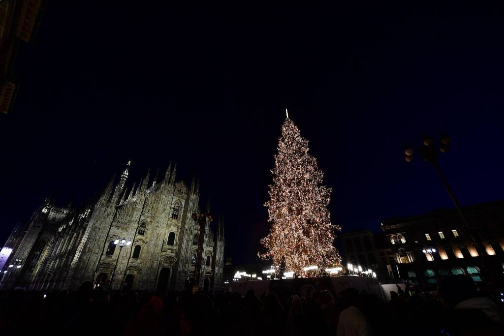 Illuminato l'albero di Natale in piazza Duomo a Milano