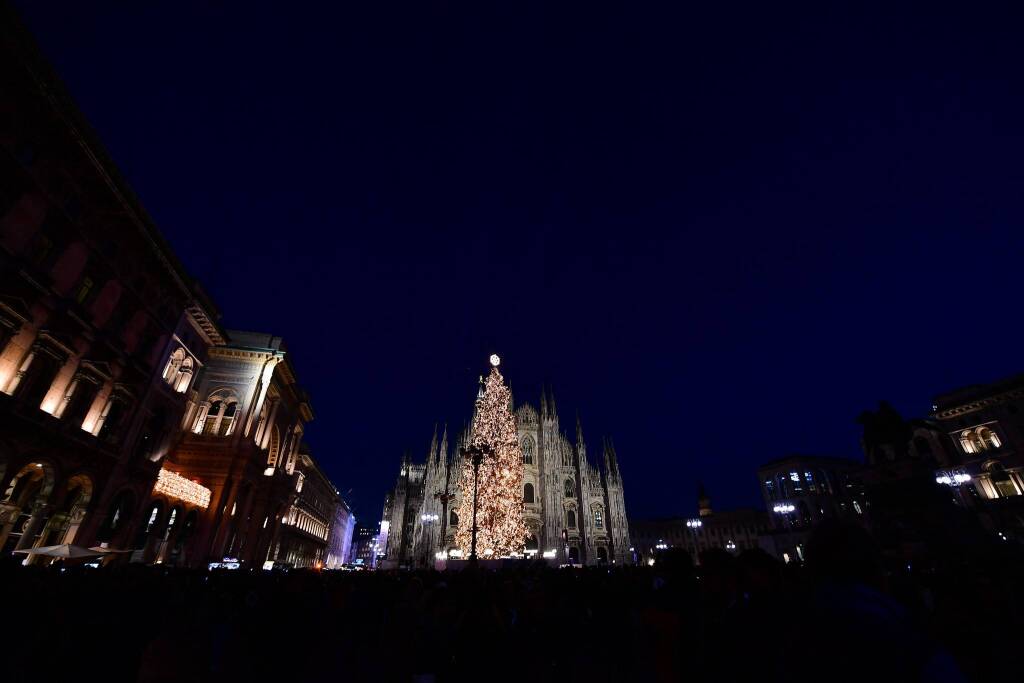 Illuminato l'albero di Natale in piazza Duomo a Milano