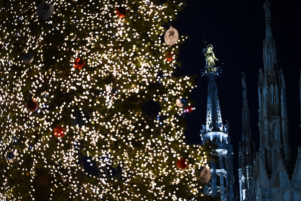 Illuminato l'albero di Natale in piazza Duomo a Milano