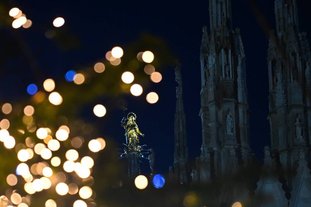 Illuminato l'albero di Natale in piazza Duomo a Milano