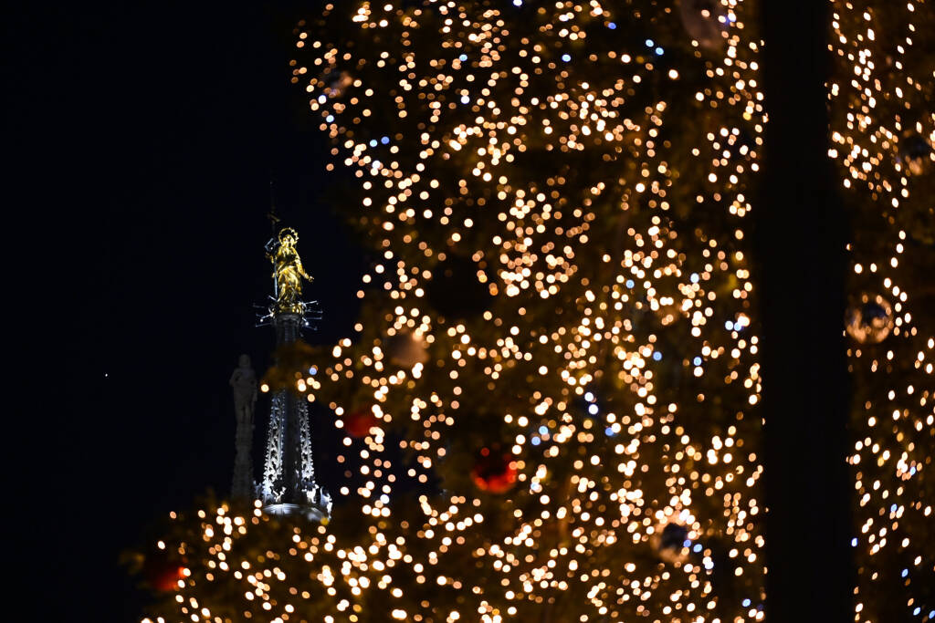 Illuminato l'albero di Natale in piazza Duomo a Milano