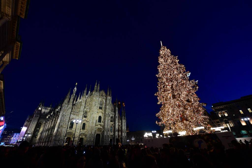Illuminato l'albero di Natale in piazza Duomo a Milano