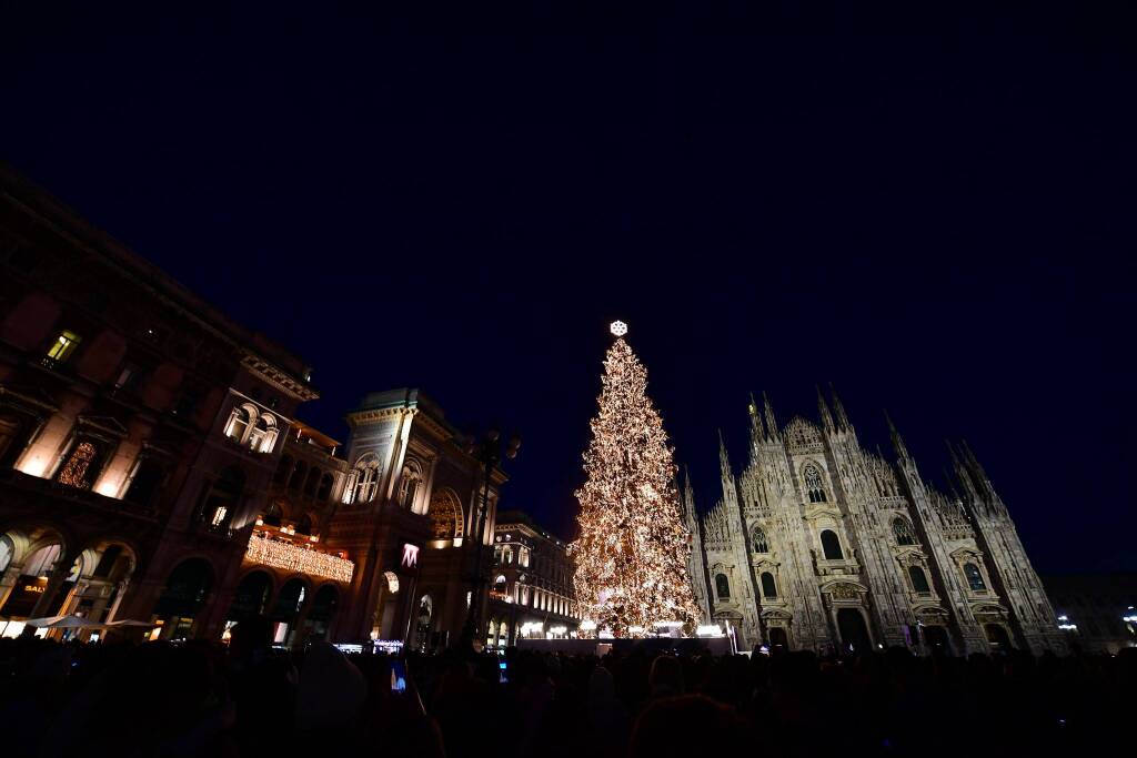 Illuminato l'albero di Natale in piazza Duomo a Milano