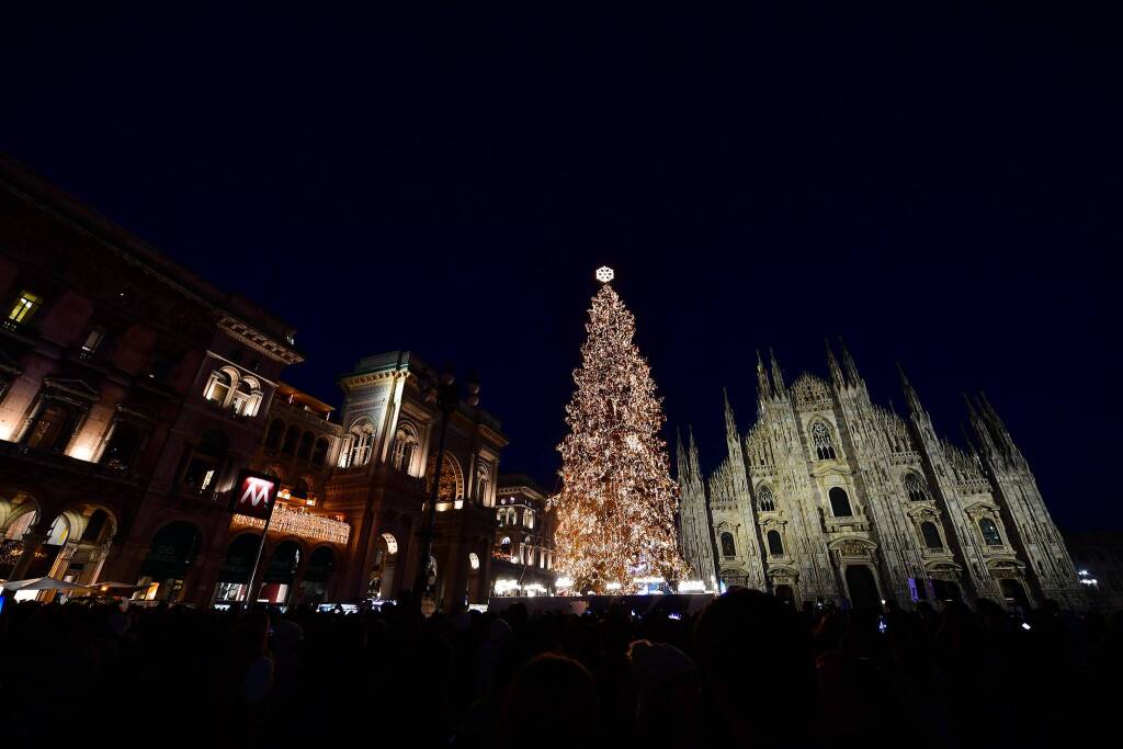 Illuminato l'albero di Natale in piazza Duomo a Milano