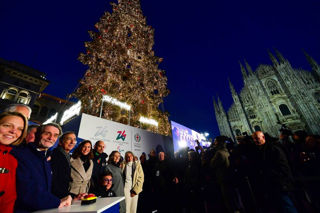 Illuminato l'albero di Natale in piazza Duomo a Milano