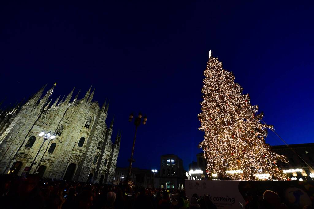 Illuminato l'albero di Natale in piazza Duomo a Milano