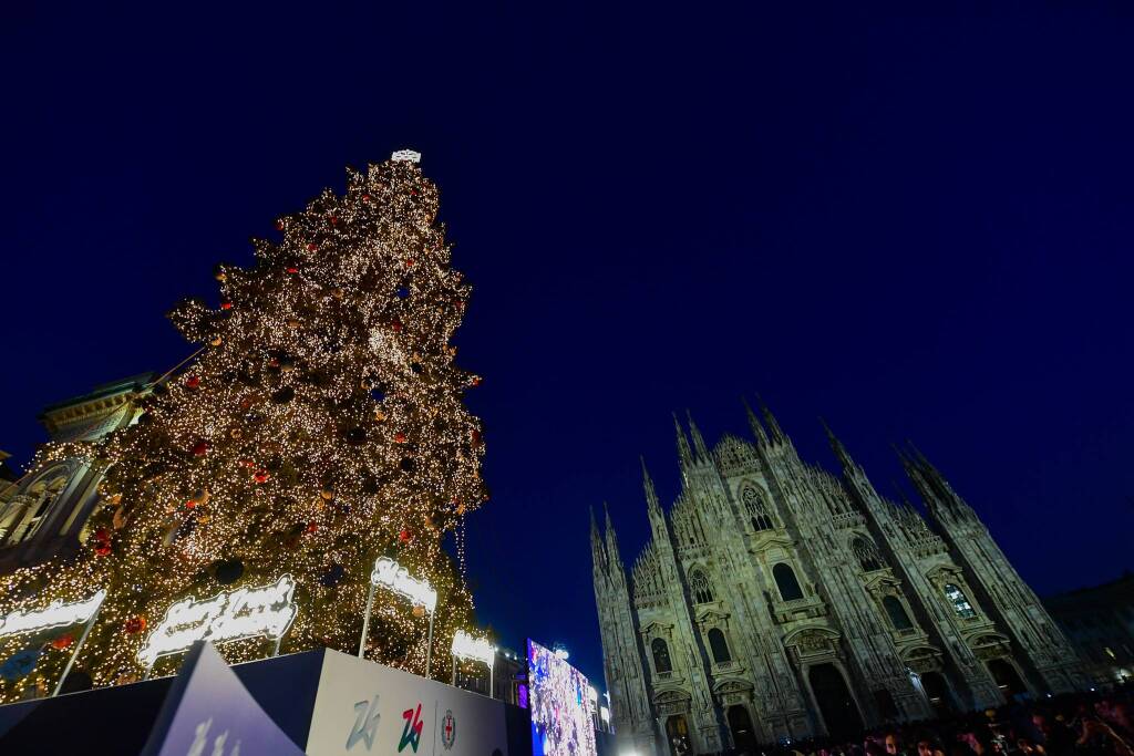 Illuminato l'albero di Natale in piazza Duomo a Milano