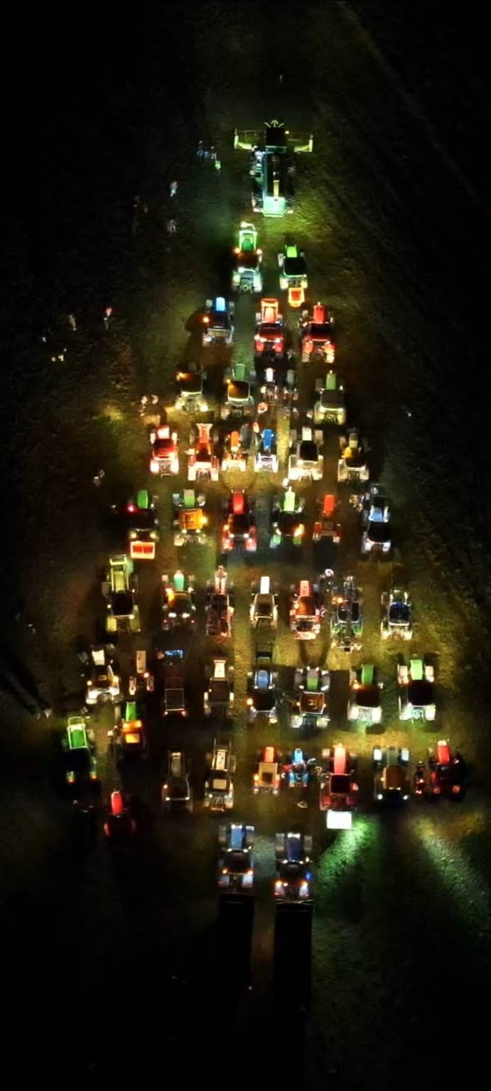 L'albero di trattori alla Fattoria Robustelli di Ranco 