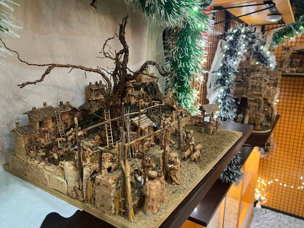 La mostra di presepi in sughero nella tabaccheria di Ispra 