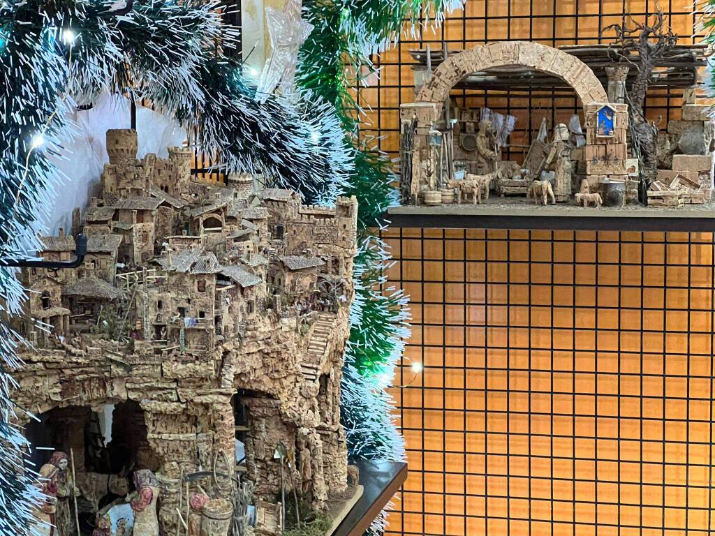 La mostra di presepi in sughero nella tabaccheria di Ispra 
