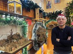 La mostra di presepi in sughero nella tabaccheria di Ispra 