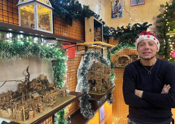 La mostra di presepi in sughero nella tabaccheria di Ispra 