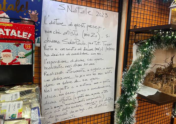 La mostra di presepi in sughero nella tabaccheria di Ispra