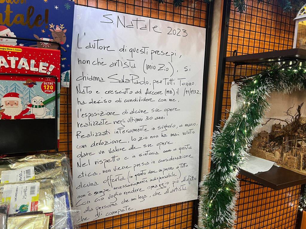 La mostra di presepi in sughero nella tabaccheria di Ispra 