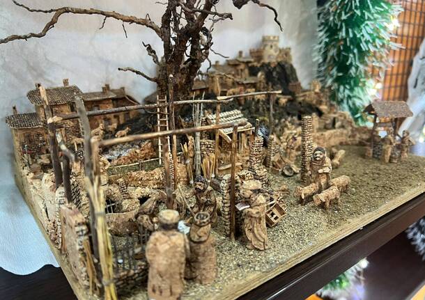 A Ispra una mostra di presepi in sughero in tabaccheria