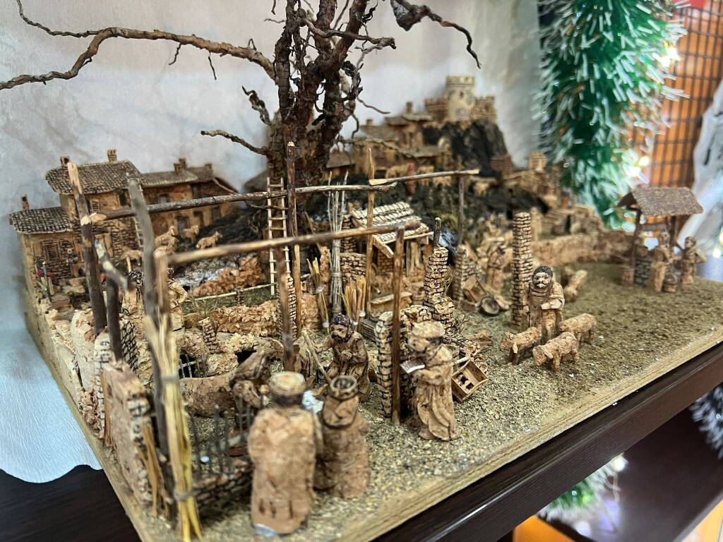 La mostra di presepi in sughero nella tabaccheria di Ispra 