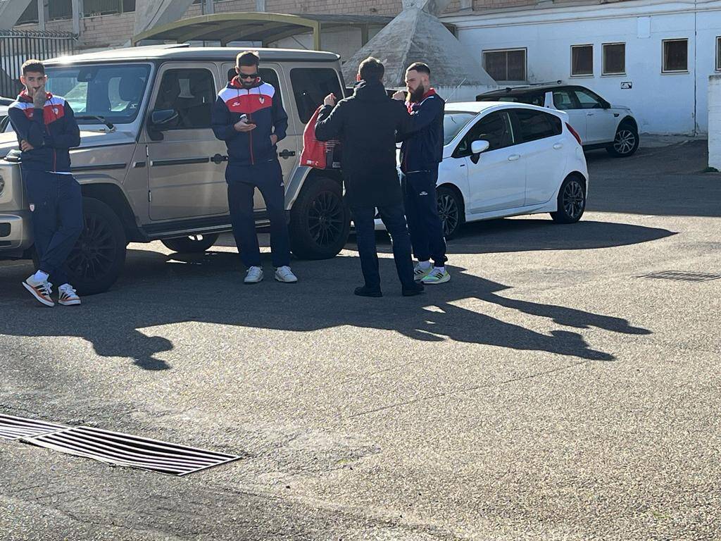 Cagliari: in fila per rendere omaggio a Gigi Riva