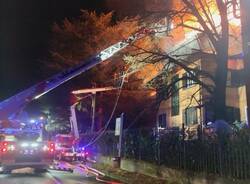L'incendio del tetto di una casa a Borgomanero